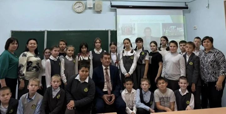 Арчаның икенче мәктәбе укучылары язучы Дамир Нуриәхмәтов белән очрашты