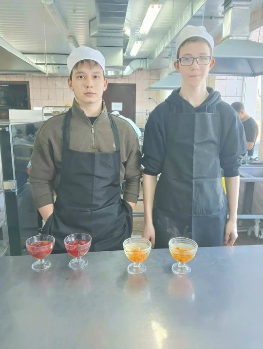 Мәктәп укучылары пешекче һөнәренә укыйлар