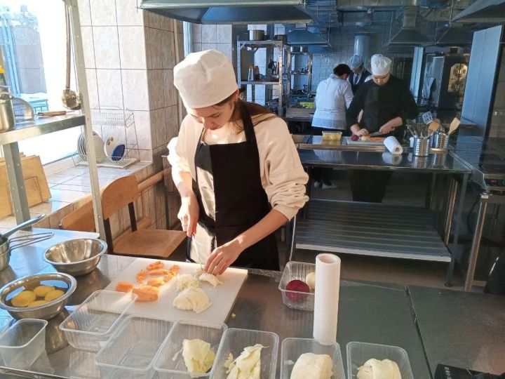 Мәктәп укучылары пешекче һөнәренә укыйлар