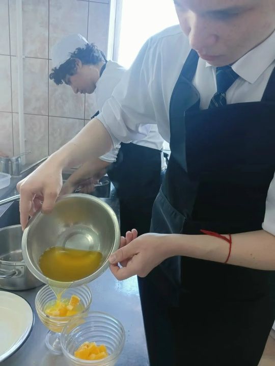 Мәктәп укучылары пешекче һөнәренә укыйлар