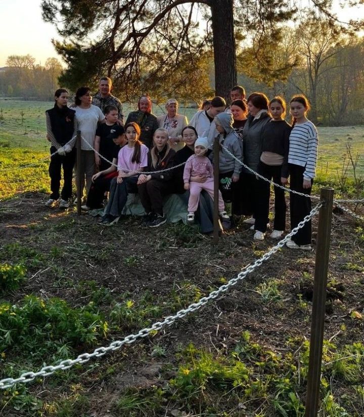 Тарих чылбыры өзелмәсен: Үрнәктә Бөек Ватан сугышында һәлак булган хәрбиләр хөрмәтенә истәлекле урын булдырдылар