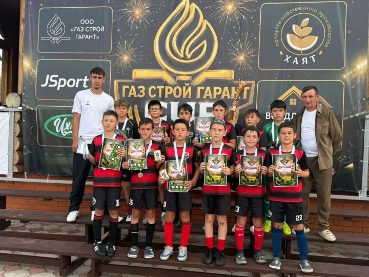 Арча стадионы футболчылар белән шау-гөр килеп торды.