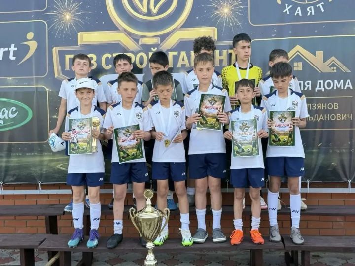 Арча стадионы футболчылар белән шау-гөр килеп торды.