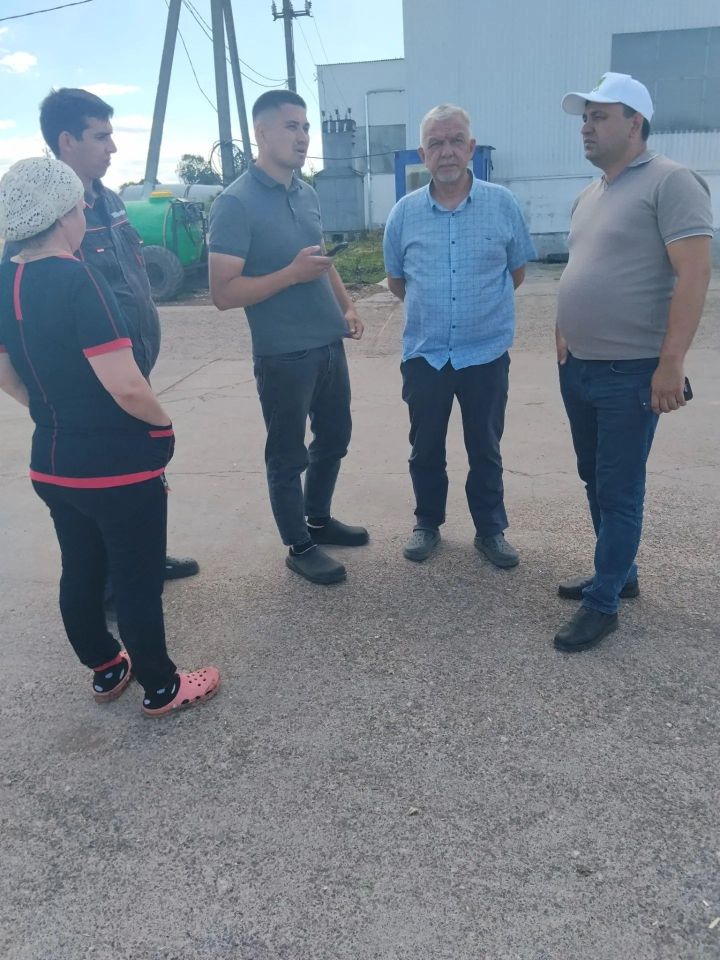 Арча районы авыл хуҗалыгы һәм азык төлек бүлеге җитәкчесе Айдар Рамазанов хуҗалыкларда азык әзерләү барышы белән танышты