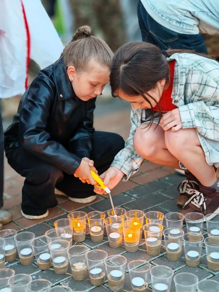 Хәтер утлары сүнми: Арчада “Хәтер шәме” акциясе кысаларында 1000 шәм кабызылды
