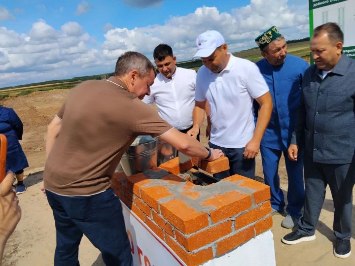 Сөтчелек комплексларының нигез ташларын салдылар