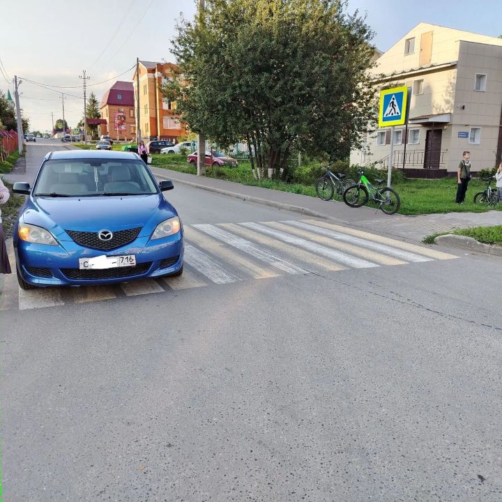 Арчада автомобиль җәяүле кичүендә велосипедчы балага юл бирмәгән