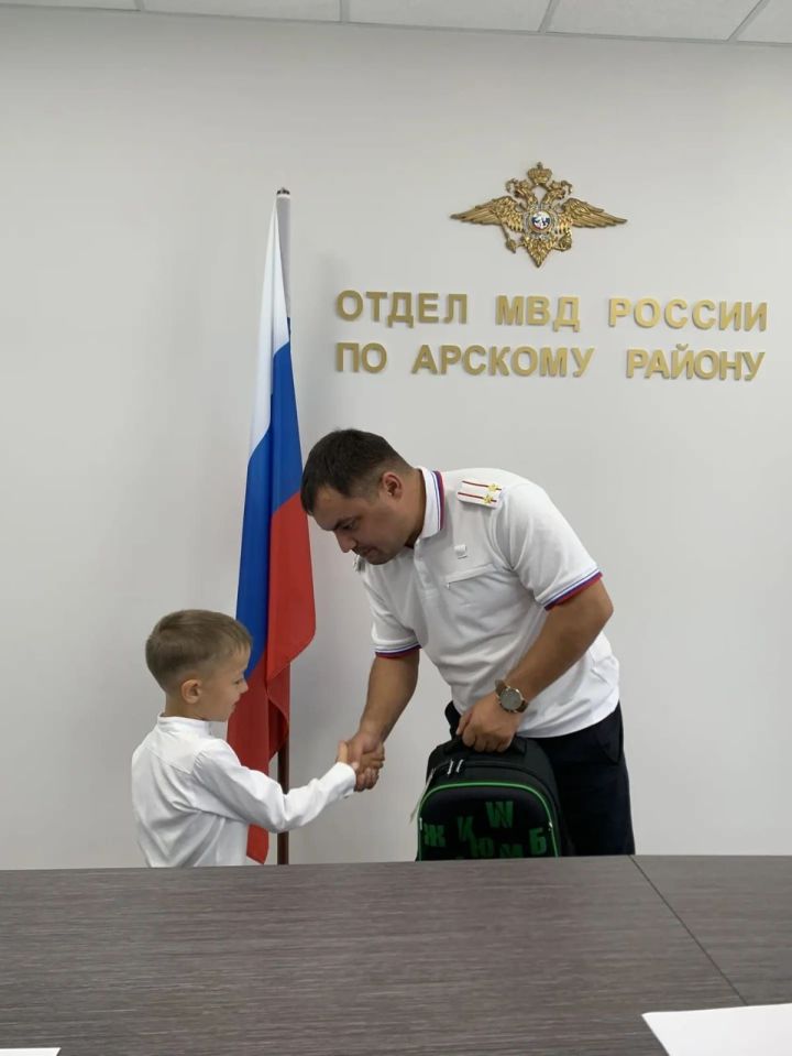 Беренче сыйныф укучыларына — полиция хезмәткәрләреннән бүләк